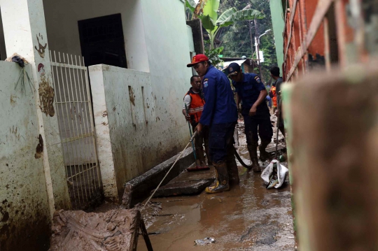 Pasukan Oranye dan Biru Bantu Warga Bersihkan Lumpur Sisa Banjir