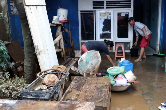 Pasukan Oranye dan Biru Bantu Warga Bersihkan Lumpur Sisa Banjir