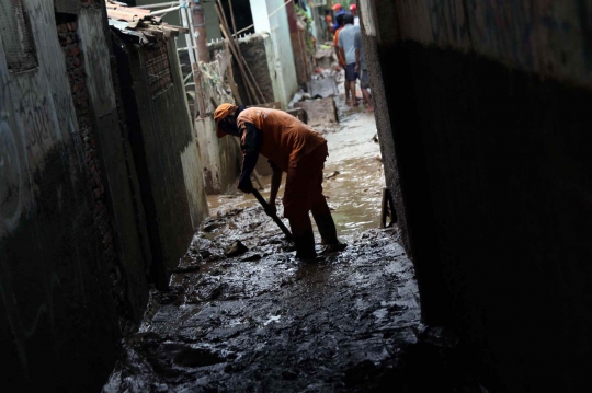 Pasukan Oranye dan Biru Bantu Warga Bersihkan Lumpur Sisa Banjir