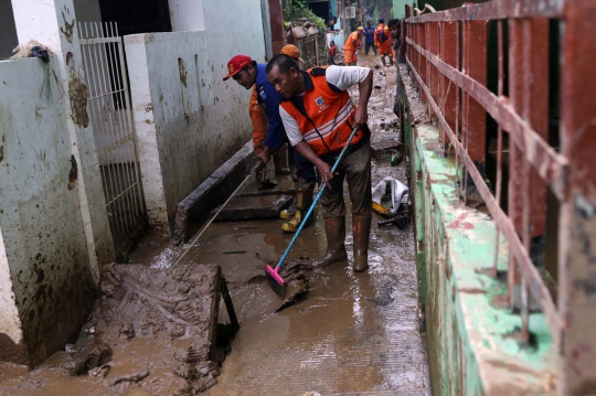 Pasukan Oranye dan Biru Bantu Warga Bersihkan Lumpur Sisa Banjir