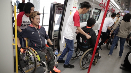 Kebahagiaan Wajah-wajah Penyandang Disabilitas Bisa Jajal LRT