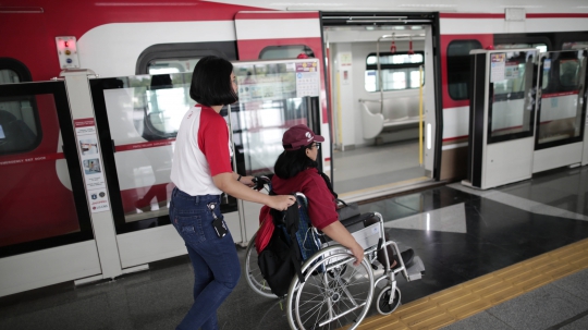 Kebahagiaan Wajah-wajah Penyandang Disabilitas Bisa Jajal LRT