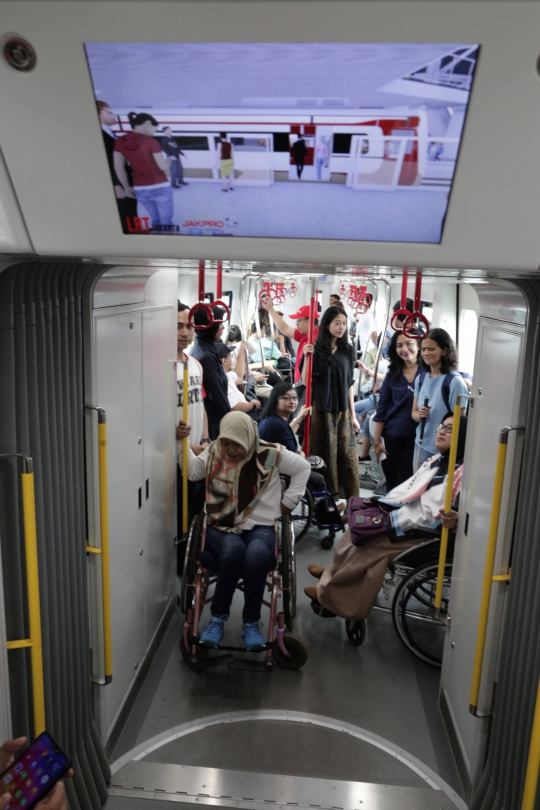 Kebahagiaan Wajah-wajah Penyandang Disabilitas Bisa Jajal LRT