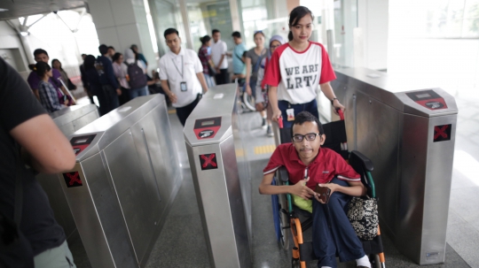 Kebahagiaan Wajah-wajah Penyandang Disabilitas Bisa Jajal LRT