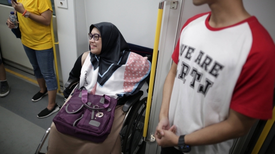 Kebahagiaan Wajah-wajah Penyandang Disabilitas Bisa Jajal LRT