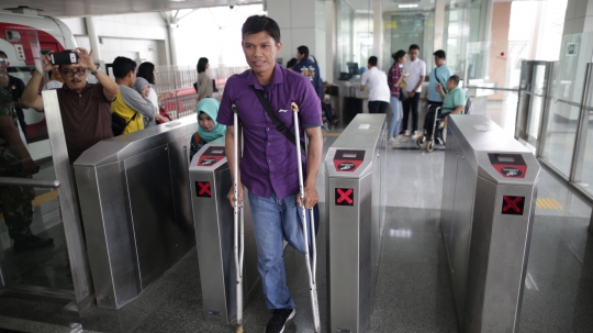 Kebahagiaan Wajah-wajah Penyandang Disabilitas Bisa Jajal LRT