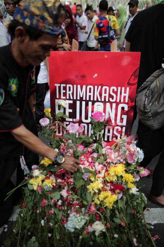 TKN Milenial Gelar Aksi Tabur Bunga di CFD