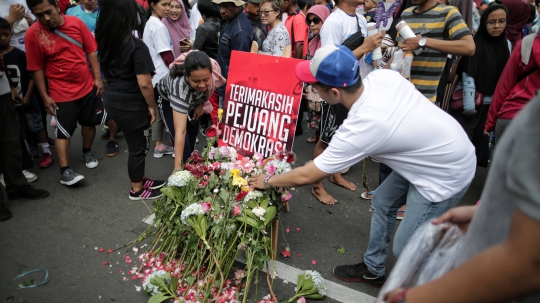 TKN Milenial Gelar Aksi Tabur Bunga di CFD