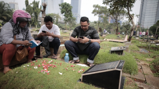 Menjelang Ramadan, Warga Lakukan Ziarah Kubur