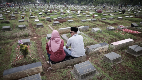 Menjelang Ramadan, Warga Lakukan Ziarah Kubur