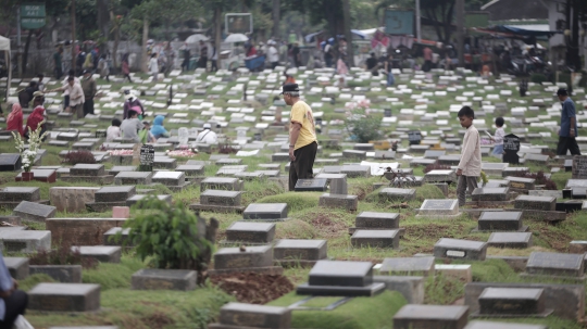 Menjelang Ramadan, Warga Lakukan Ziarah Kubur