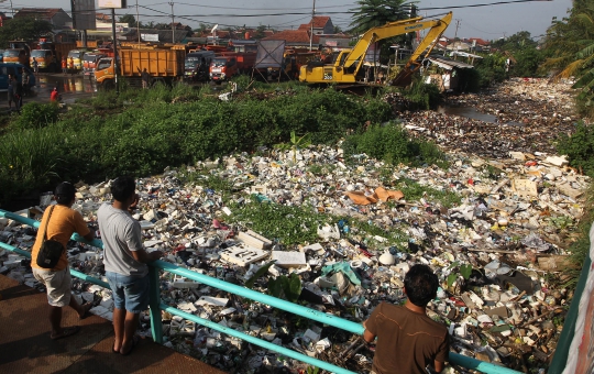 Anggota TNI AD Dikerahkan Bersihkan Sampah