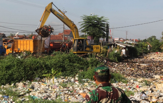 Anggota TNI AD Dikerahkan Bersihkan Sampah