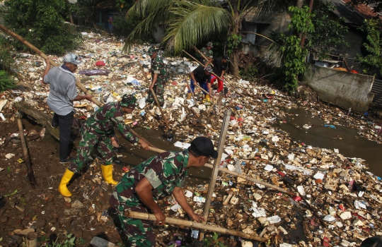 Anggota TNI AD Dikerahkan Bersihkan Sampah