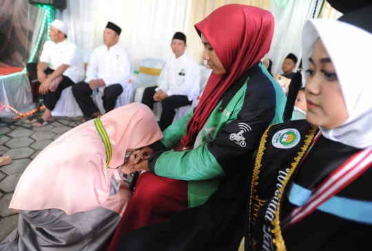 Keharuan Ibu Ojek Online saat Anaknya Lulus Sebagai Tahfidz Qur'an