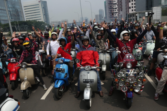 Gubernur Anies Ikut Ramaikan Indonesia Vespa Day ke-73