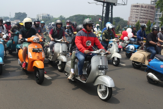 Gubernur Anies Ikut Ramaikan Indonesia Vespa Day ke-73