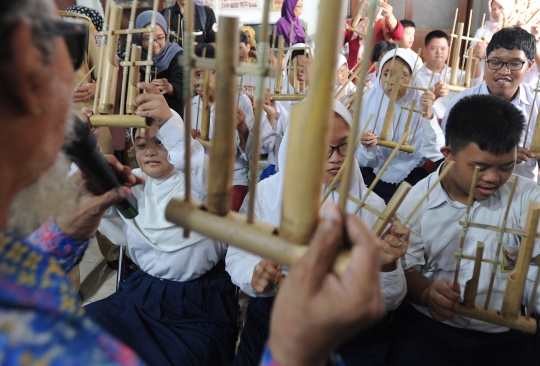 Antusiasme Anak-Anak Difabel Belajar Main Angklung