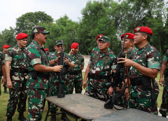 Panglima TNI Cek Senjata Grup I Kopassus di Serang