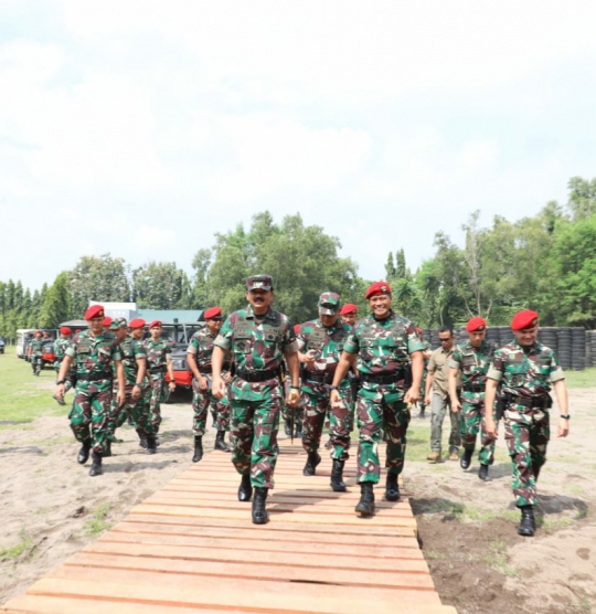 Panglima TNI Cek Senjata Grup I Kopassus di Serang