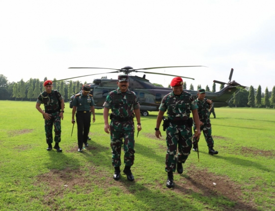 Panglima TNI Cek Senjata Grup I Kopassus di Serang
