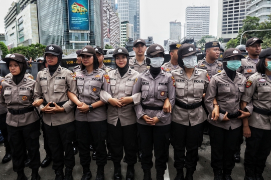 Polisi Wanita Lakukan Pengamanan Demo di Hari Buruh