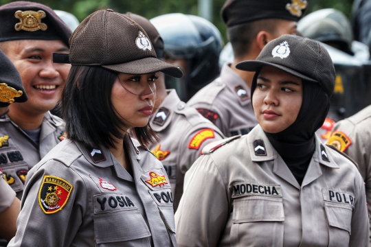 Polisi Wanita Lakukan Pengamanan Demo di Hari Buruh