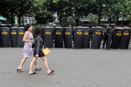 Polisi Wanita Lakukan Pengamanan Demo di Hari Buruh