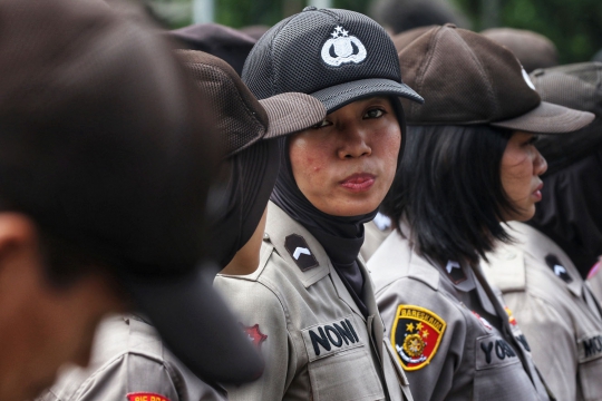 Polisi Wanita Lakukan Pengamanan Demo di Hari Buruh