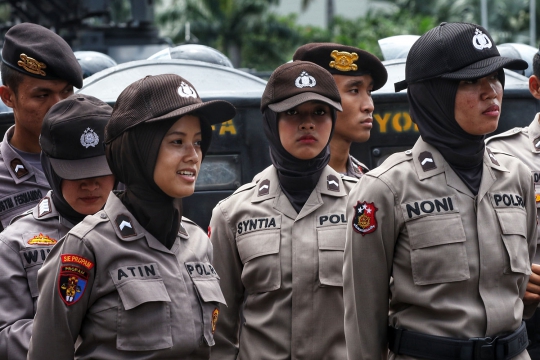 Polisi Wanita Lakukan Pengamanan Demo di Hari Buruh