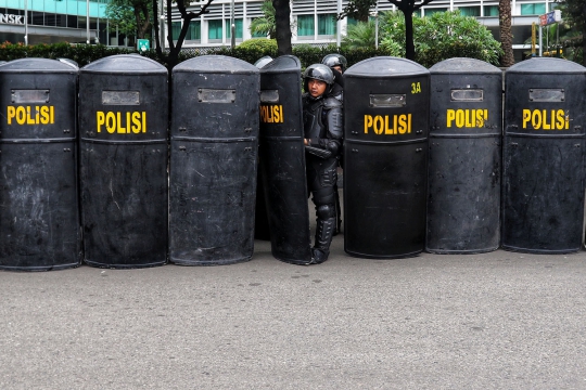 Polisi Wanita Lakukan Pengamanan Demo di Hari Buruh