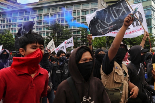 Masa Aksi Merubuhkan Pagar Halte Transjakarta