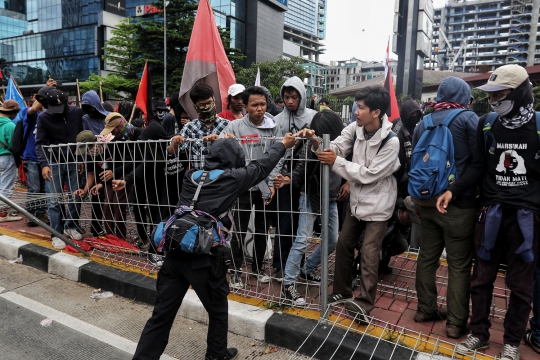 Masa Aksi Merubuhkan Pagar Halte Transjakarta