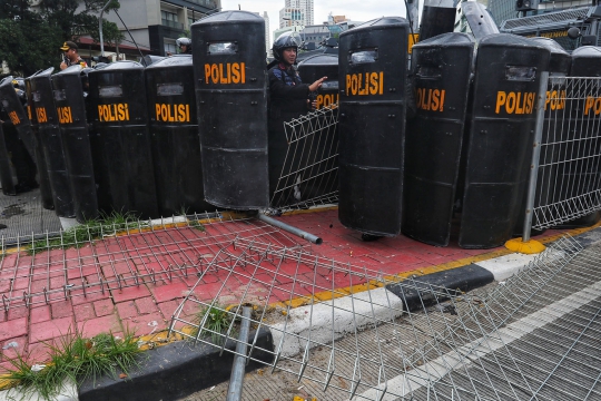 Masa Aksi Merubuhkan Pagar Halte Transjakarta