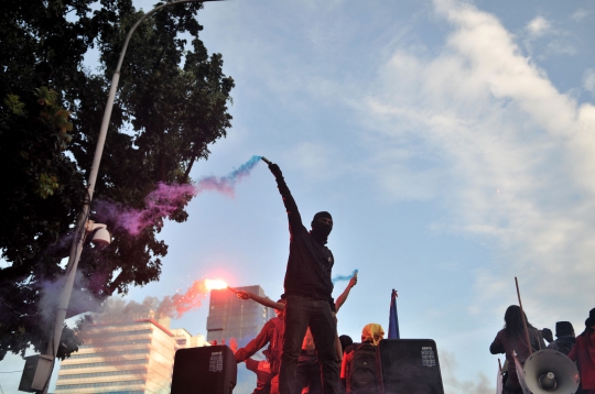 Kembang Api Tutup Aksi May Day 2019