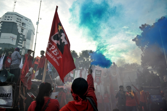 Kembang Api Tutup Aksi May Day 2019