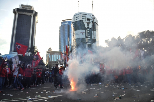 Kembang Api Tutup Aksi May Day 2019