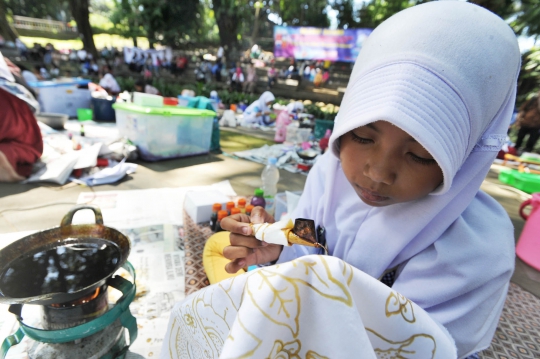 Peringati Hardiknas, Siswa SD Ikut Lomba Membatik di Bogor