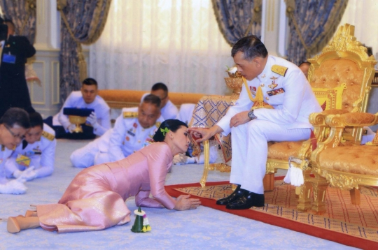 Momen Pernikahan Raja Thailand dan Pengawal Pribadinya