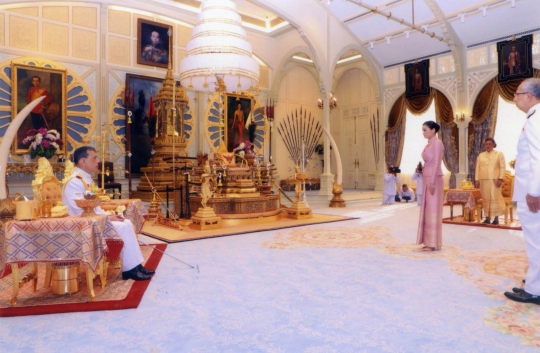 Momen Pernikahan Raja Thailand dan Pengawal Pribadinya