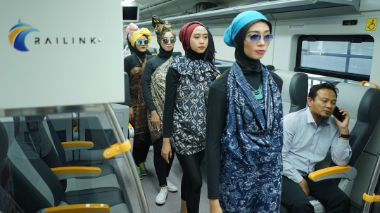 Sambut Ramadan, Peragaan Busana Muslim Hiasi Kereta Bandara