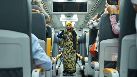 Sambut Ramadan, Peragaan Busana Muslim Hiasi Kereta Bandara