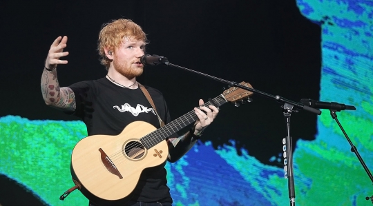 Aksi Ed Sheeran Hibur Penggemar di GBK