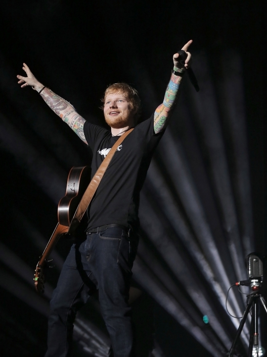 Aksi Ed Sheeran Hibur Penggemar di GBK