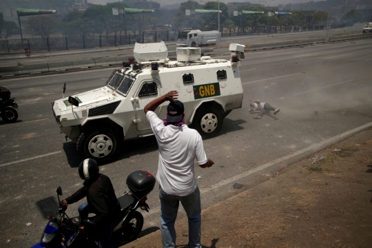 Nasib Tragis Demonstran Ditabrak Mobil Lapis Baja Tentara Venezuela