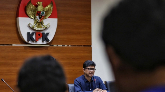 KPK Pamerkan Barang Bukti OTT Hakim PN Balikpapan
