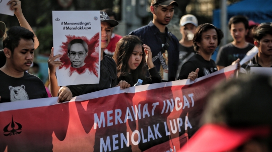 Aksi Tolak Lupa, Mahasiswa Bentangan Foto Korban Pelanggaran HAM di HI