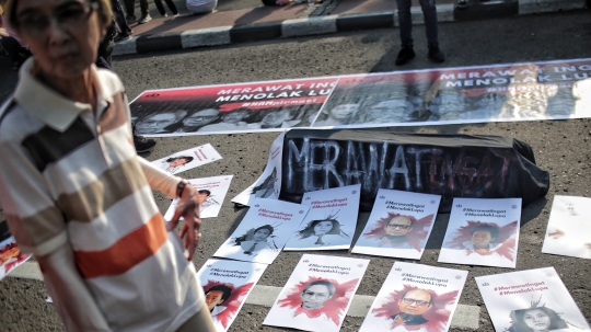 Aksi Tolak Lupa, Mahasiswa Bentangan Foto Korban Pelanggaran HAM di HI