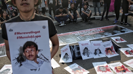 Aksi Tolak Lupa, Mahasiswa Bentangan Foto Korban Pelanggaran HAM di HI