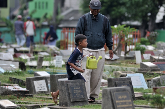Berkah Musim Nyekar Jelang Ramadan Bagi Bocah 'Pengoret' Makam